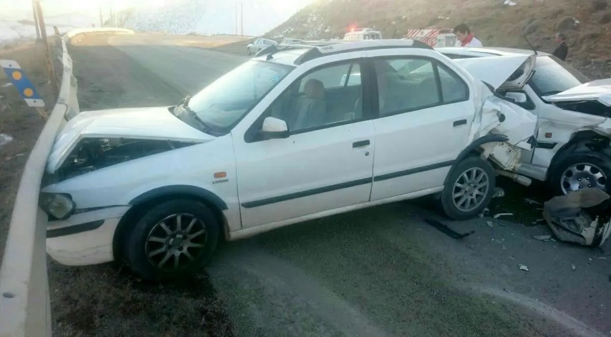 برخورد سمند با پژو پارس با ۸ مصدوم