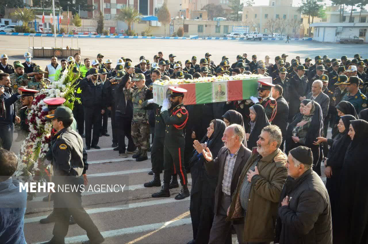 وداع جانگداز همرزمان پلیس کرمان با پیکر مطهر سرباز شهید عالی پور