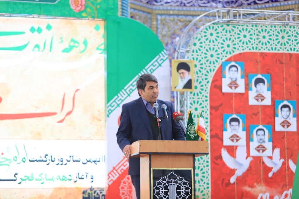 استاندار کرمان: دهه فجر فرصتی برای بازخوانی مسئولیت‌ها و نگاه به آینده انقلاب است