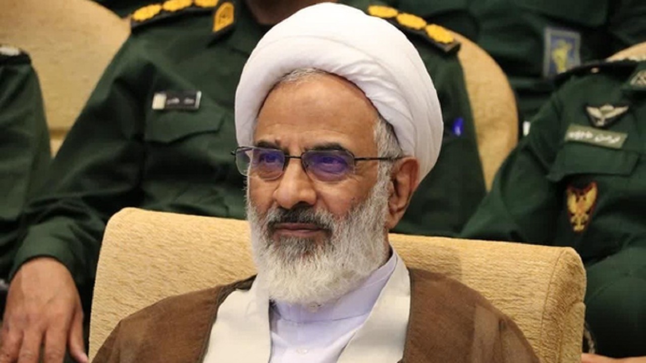 هدف اصلی دشمن تسلیم کردن ایران است