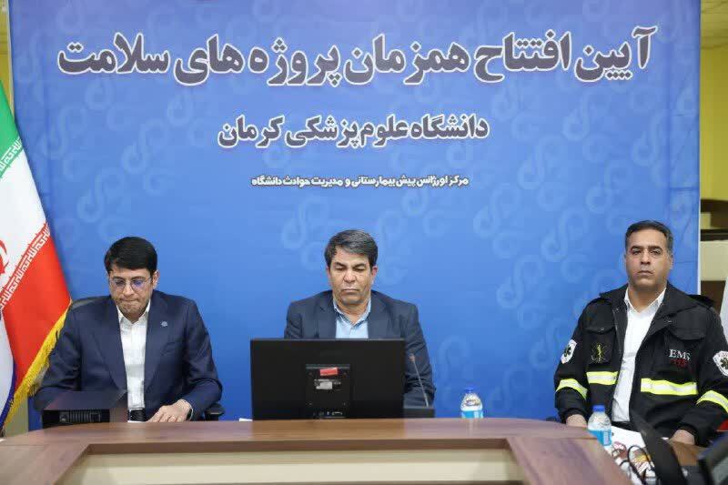 رونمایی از ۱۷ دستگاه آمبولانس دانشگاه علوم پزشکی کرمان