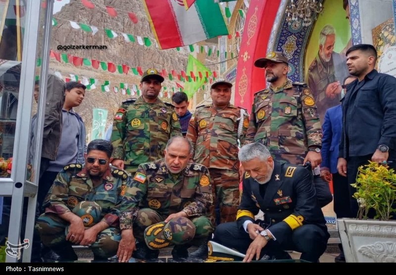 ادای احترام دریادار سیاری به شهید سلیمانی