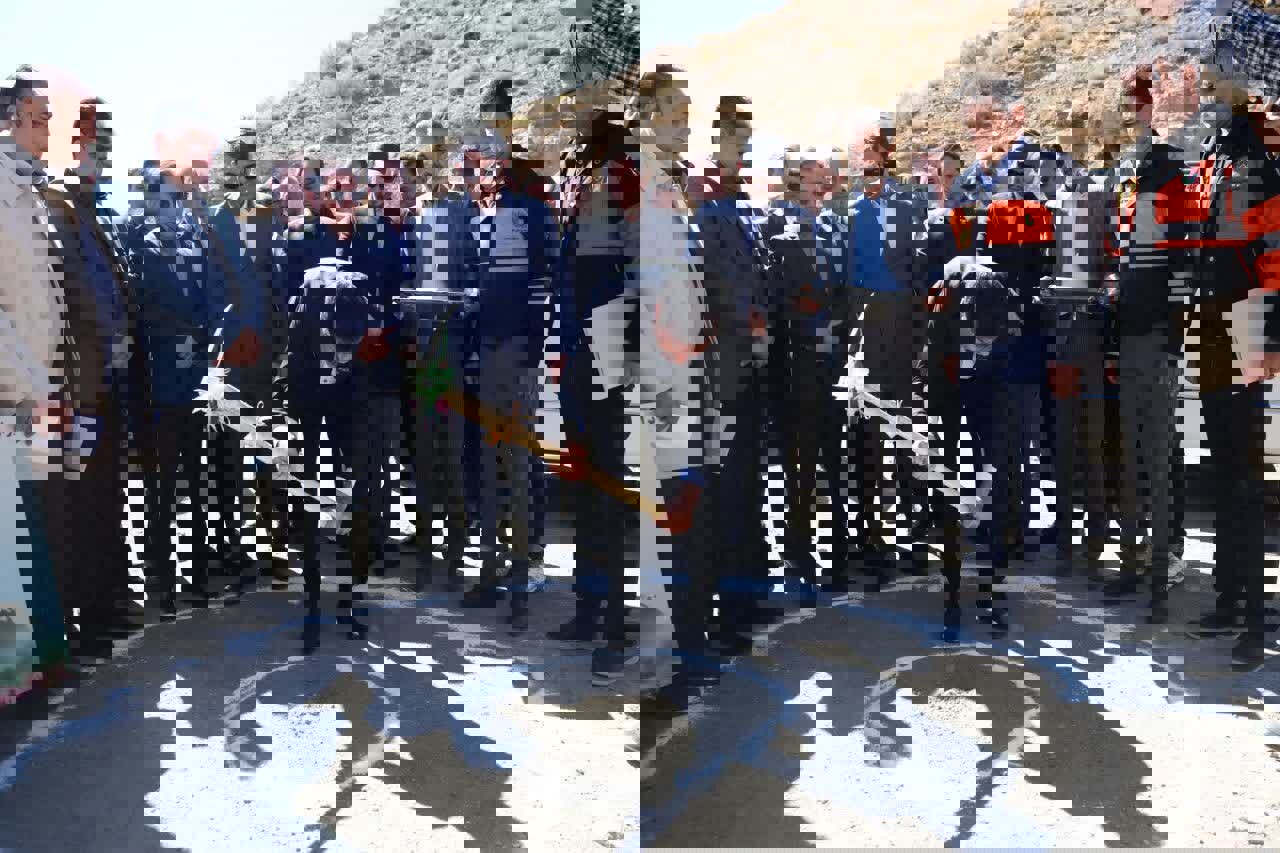 معاون رئیس جمهور کلنگ راه دسترسی بندر هنزا شهرستان رابر را به زمین زد