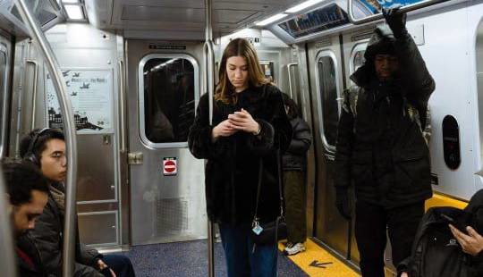 چرا نسل زد به بازار سرمایه پناه برده است؟