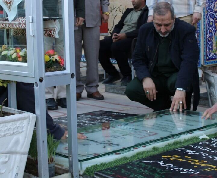 ادای احترام فرمانده نیروی هوافضای سپاه به سیدالشهدای مقاومت و همرزمان شهیدش