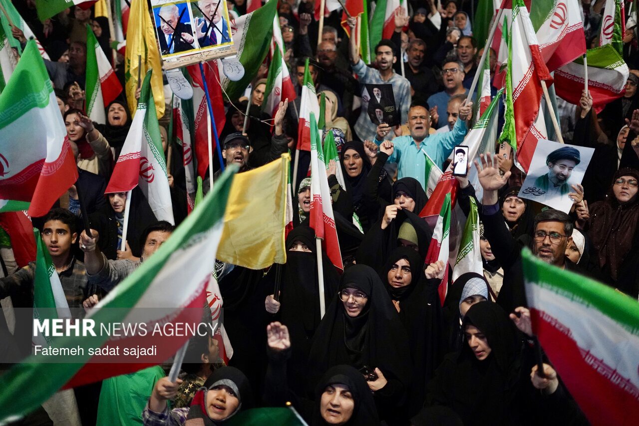کرمانی‌ها همچنان در خیابان هستند