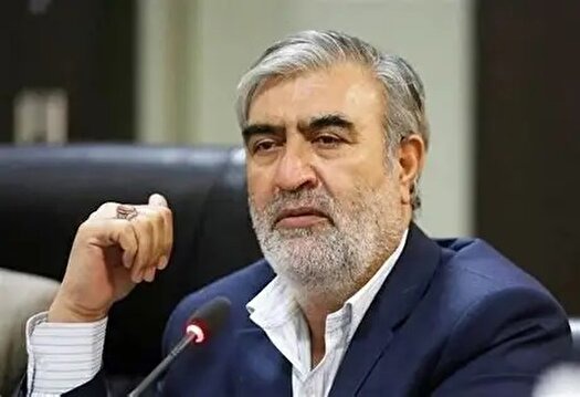 عزیزی: رئیس جمهور آمریکا راهی جز لفاظی ندارد