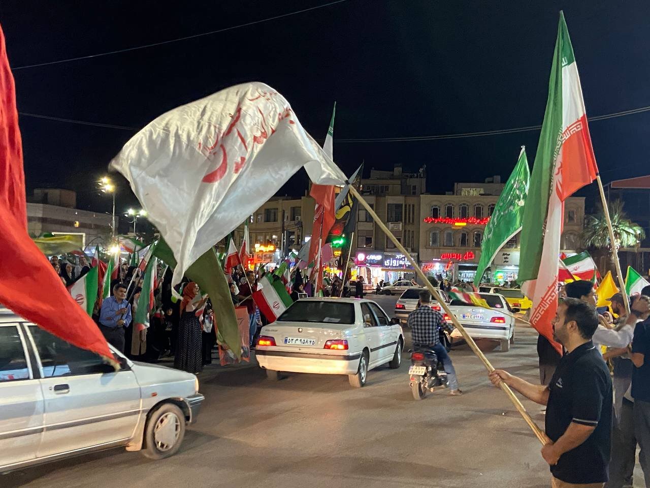 یکصد و پنجمین شب پرچم‌داری کرمانی‌ها در میدان آزادی