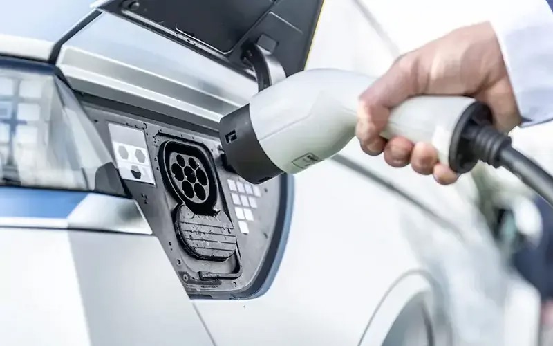 شارژ خودرو به سرعت پر کردن یک باک بنزین
