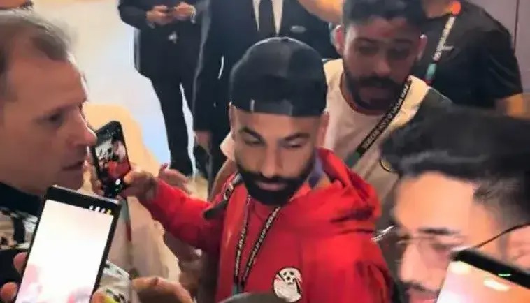 همه روی سر و کله محمد صلاح ریختند!