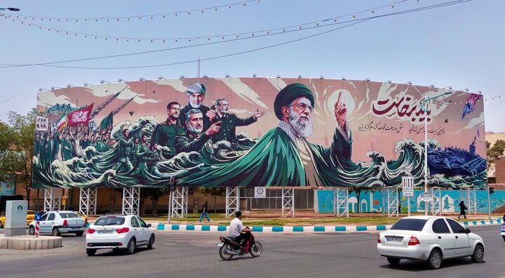 «باید برخاست» پیام جدیدِ بزرگترین بیلبورد ایران در کرمان