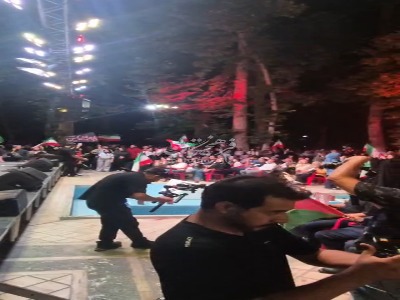 هم‌خوانی مردم با موسیقی زنده‌یاد محمد نوری در شب پایانی قرار مردم و هنرمندان در باغ فردوس