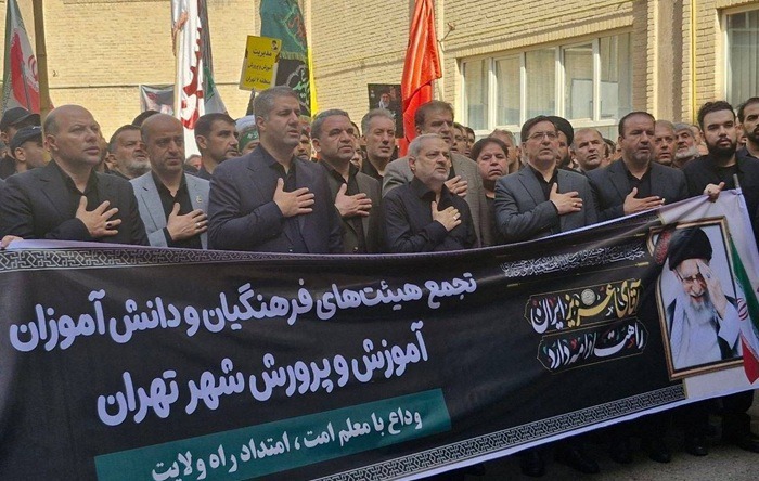 همدلی مسئولان و مردم در مراسم وداع با امام شهید