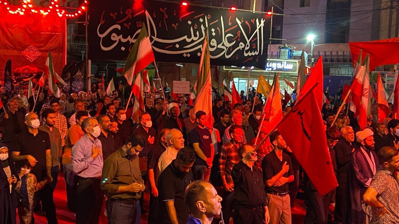 طنین فریاد «الله اکبر، خامنه ای رهبر» مردم در قلب شهر کرمان