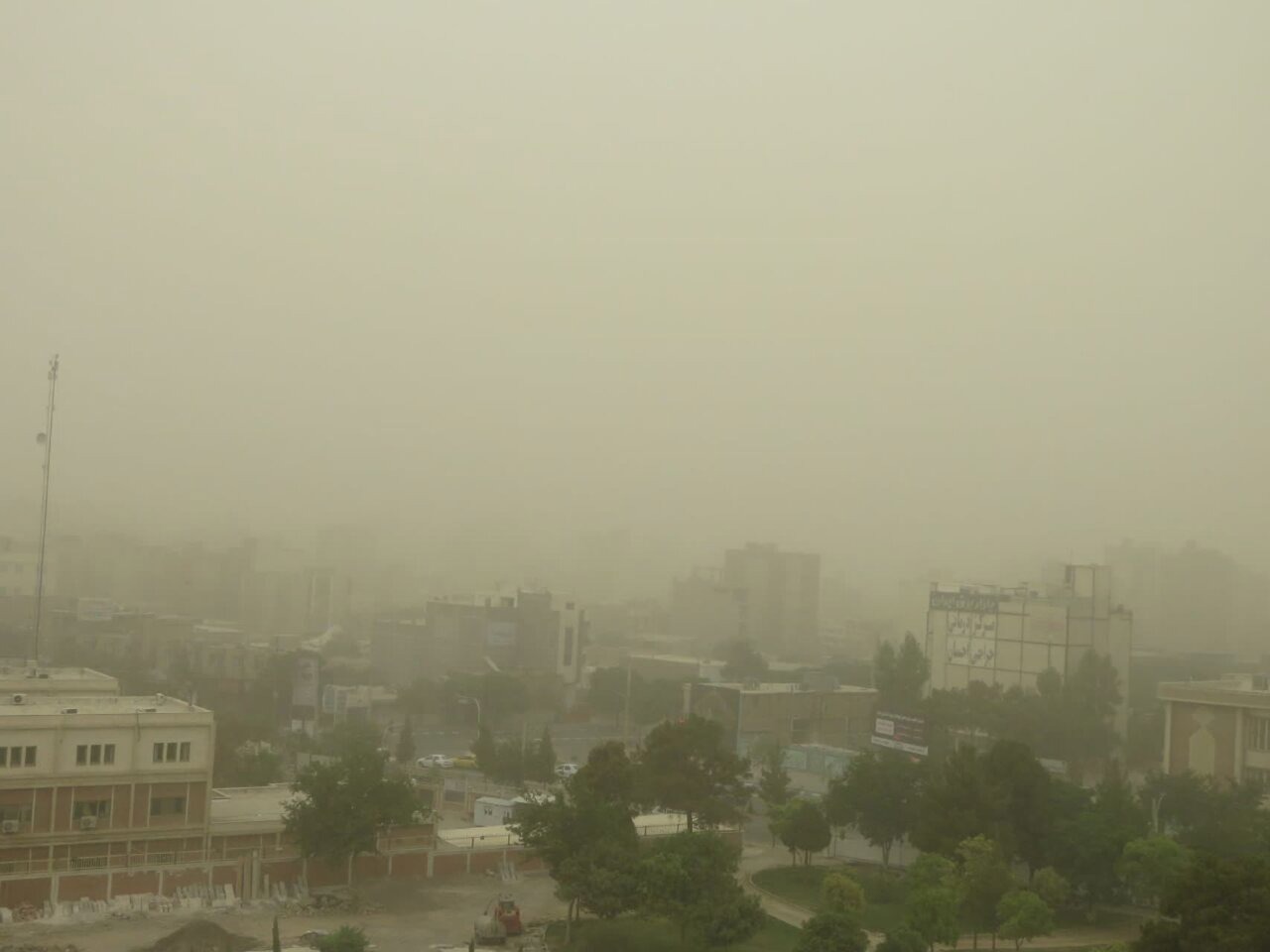 باد و گرد و خاک آسمان استان کرمان را می‌پوشاند