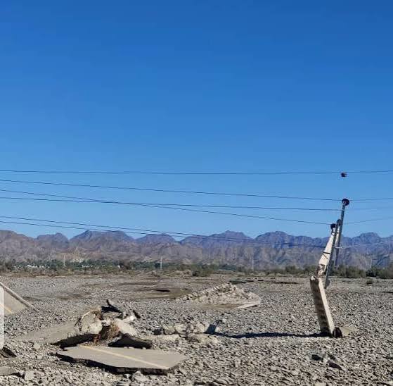 خسارت سیل به شبکه برق مناطق کوهستانی بم