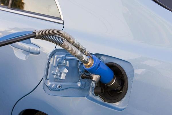 سوخت‌گیری رایگان در جایگاه CNG شهربازی کرمان آغاز شد