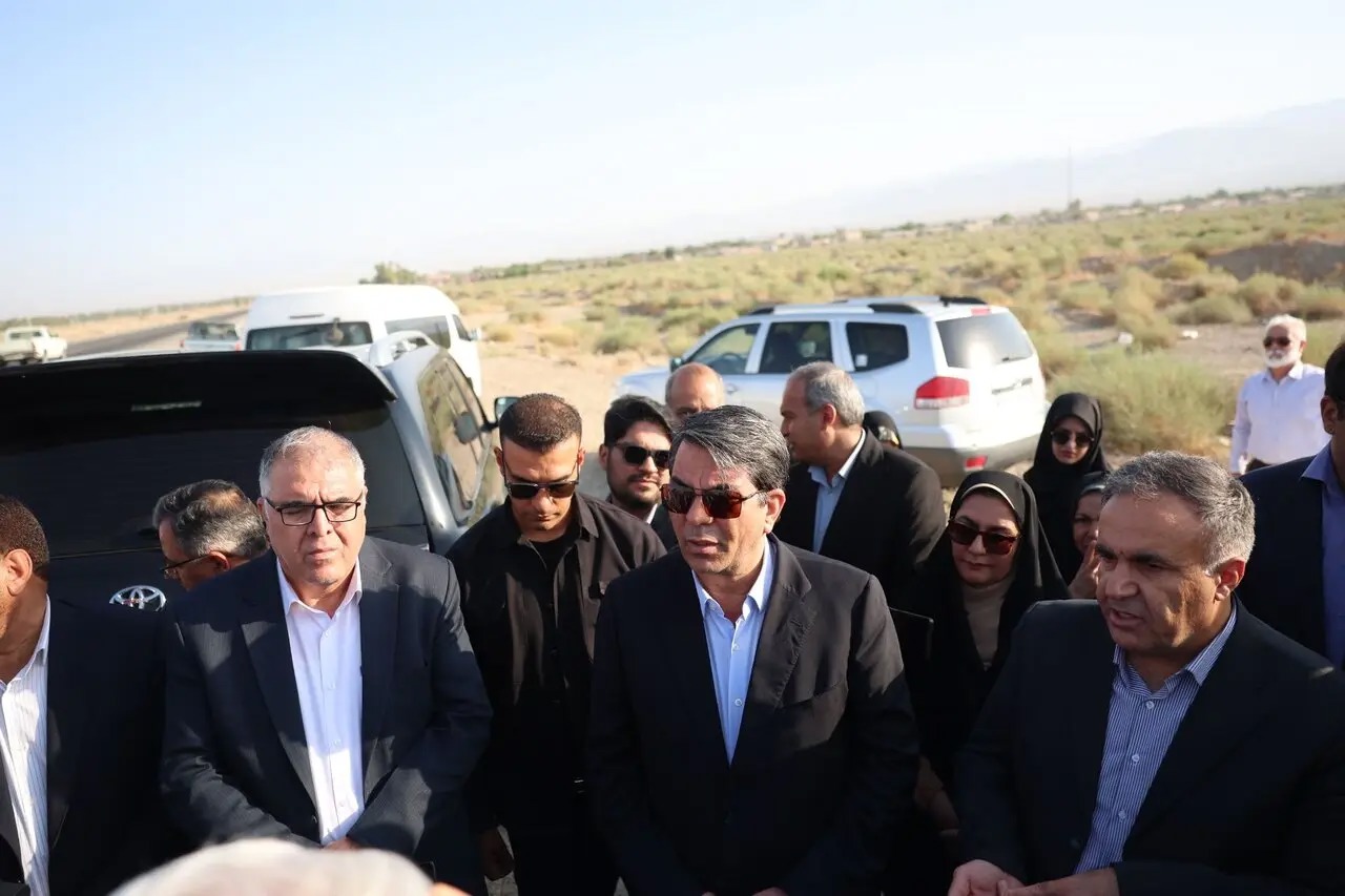 بازدید استاندار کرمان از باغات گردوی شرکت هواپیمایی ماهان در عنبرآباد