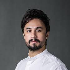 تصویری از مصطفی راغب در خدمت‌رسانی به زوار پیاده‌روی اربعین