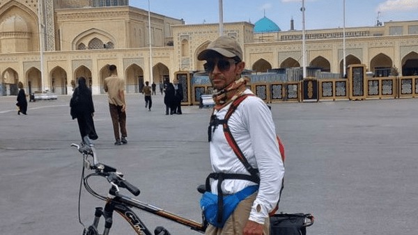 یک دست، یک دوچرخه و هزاران قدم اراده تا حرم رضوی