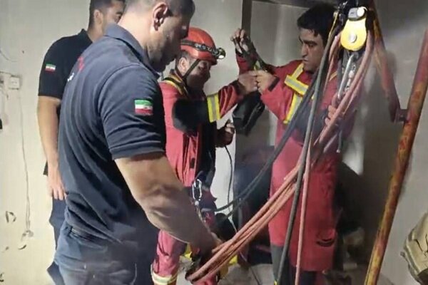 سقوط پدر و پسر از ارتفاع ۸ متری ساختمان در حال ساخت در کاشان | آخرین خبر