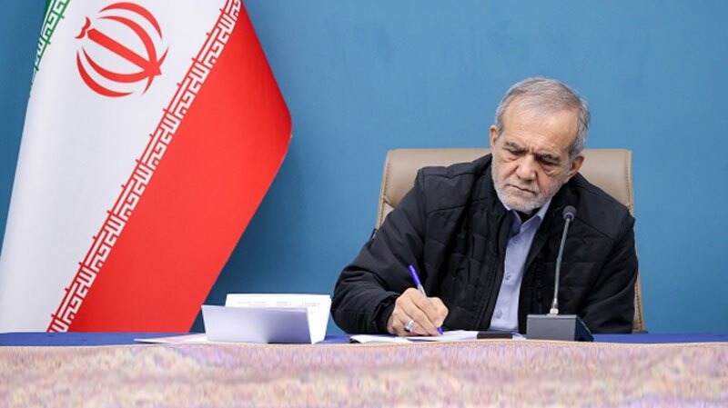 تجلیل پزشکیان از همسران و خانواده‌های معظم دولتمردان شهید
