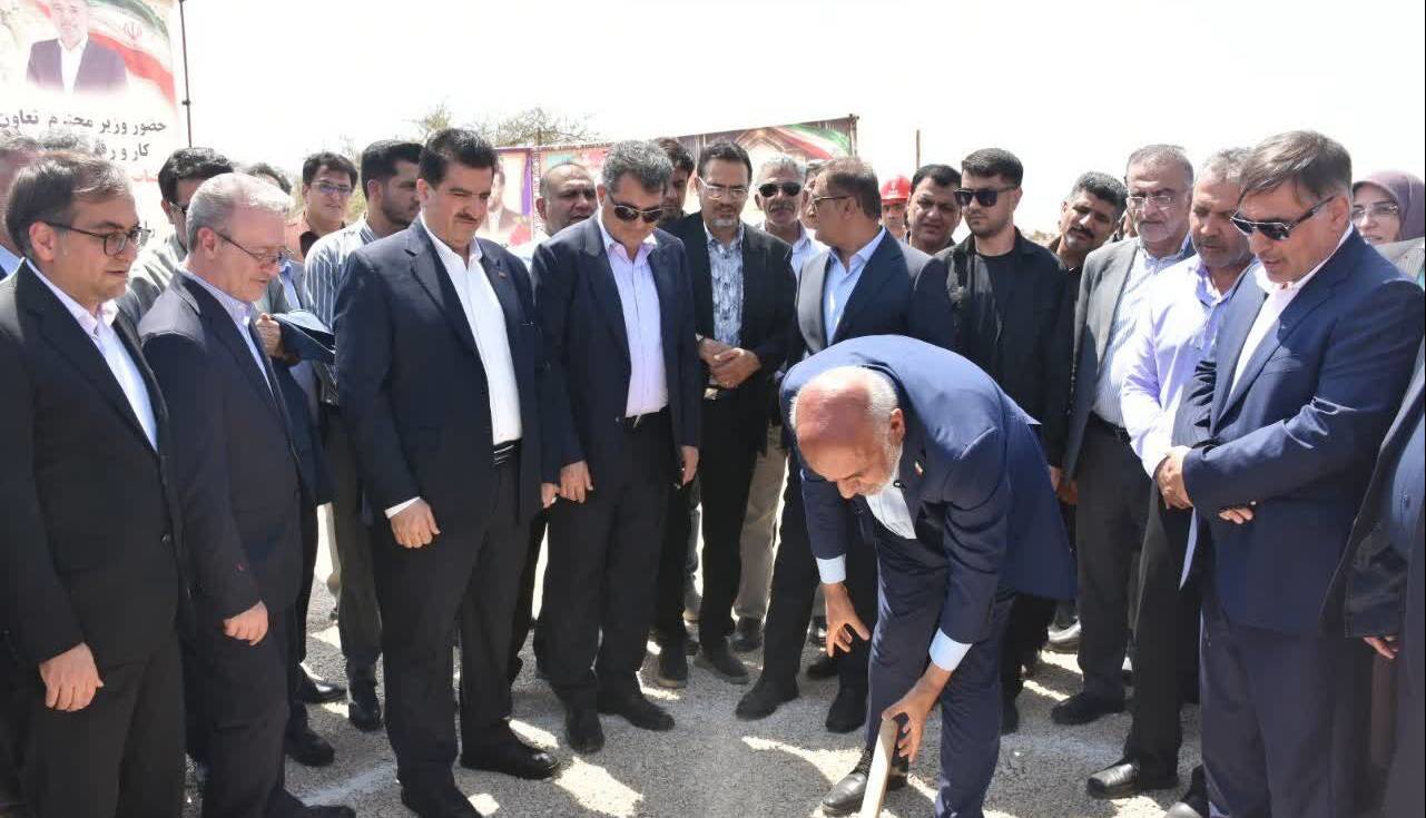 آغاز عملیات اجرایی نیروگاه خورشیدی ۹۵ مگاواتی فیروزآباد با حضور وزیر کار | آخرین خبر