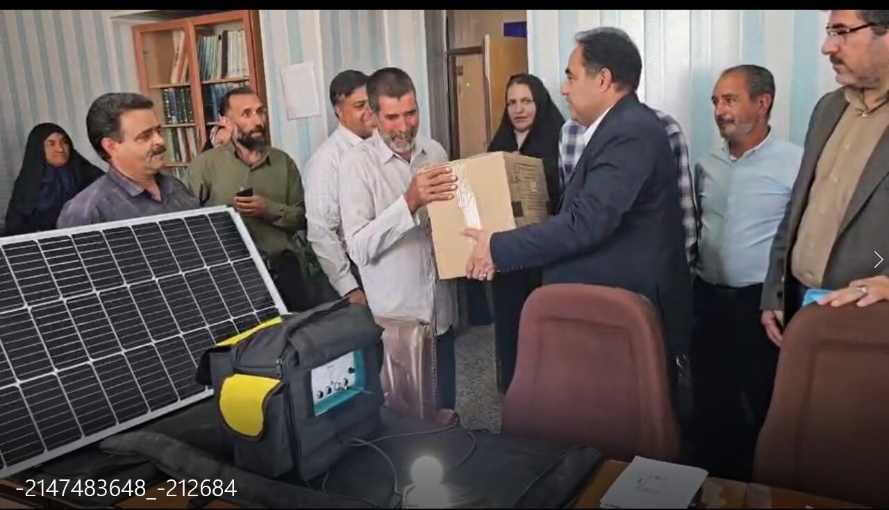 اهدای پنل خورشیدی سیار به عشایر