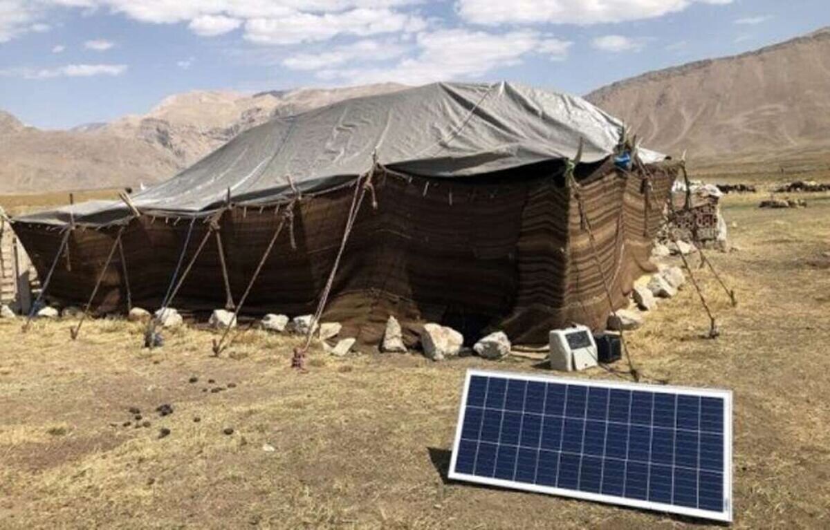 تابش خورشید به سیاه چادرهای مناطق محروم کرمان؛ برق شب عشایر راروشن کرد