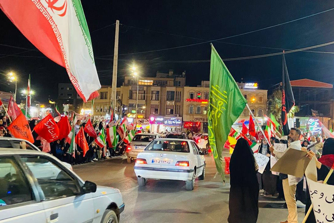 تداوم ایستادگی میدان‌داران کرمانی پای پرچم جمهوری اسلامی ایران