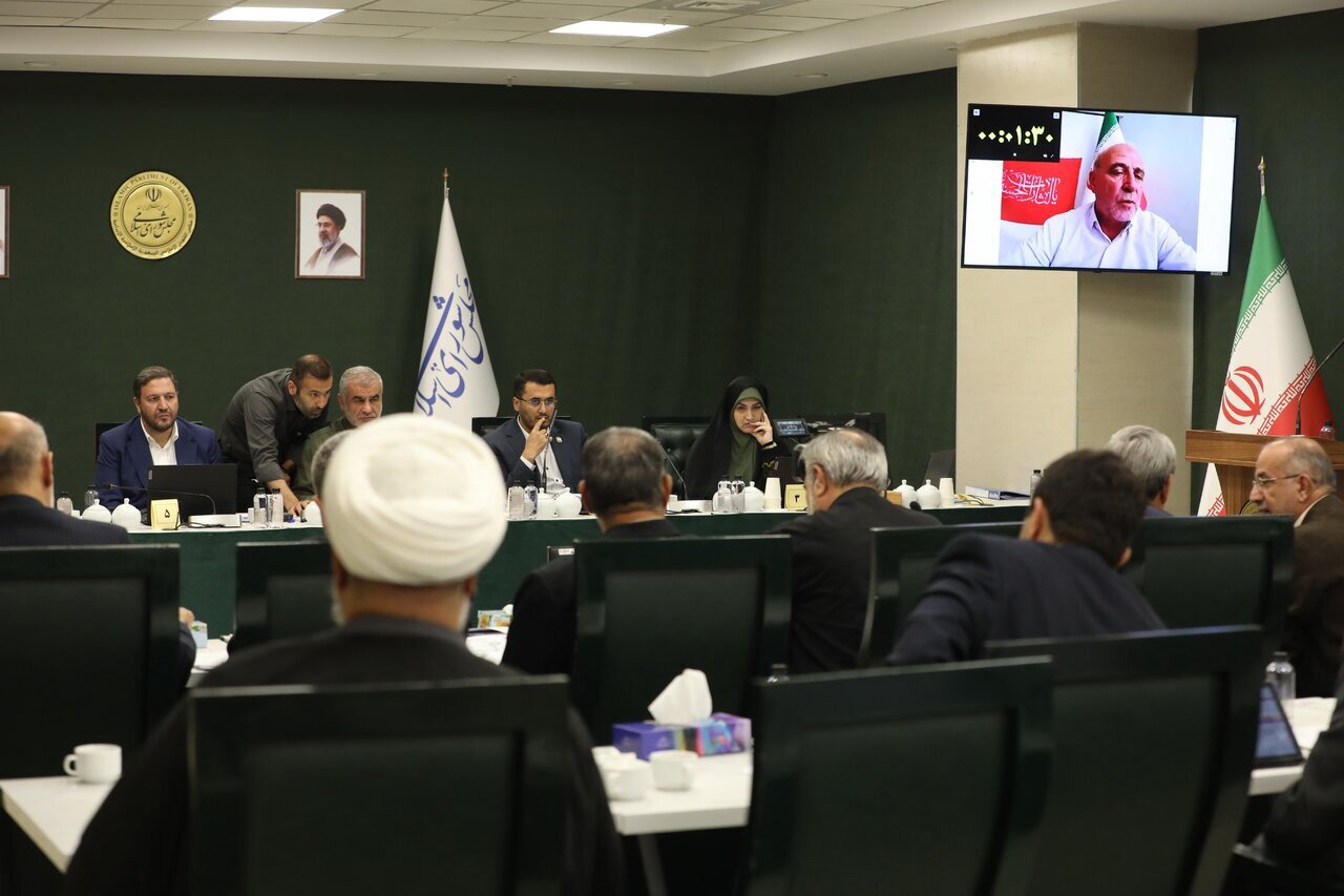 وزیر نیرو: تولید ۶ هزار مگاوات برق تجدید پذیر