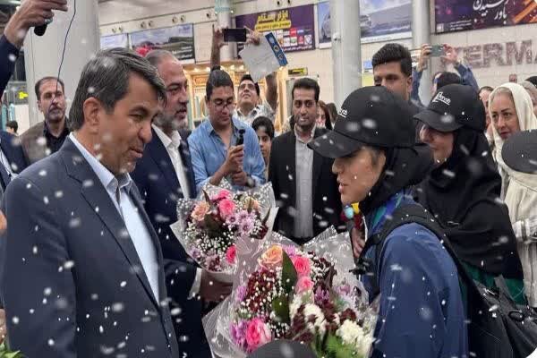 استاندار کرمان از دو دختر مدال‌ آور کاراته آسیا استقبال و تقدیر کرد