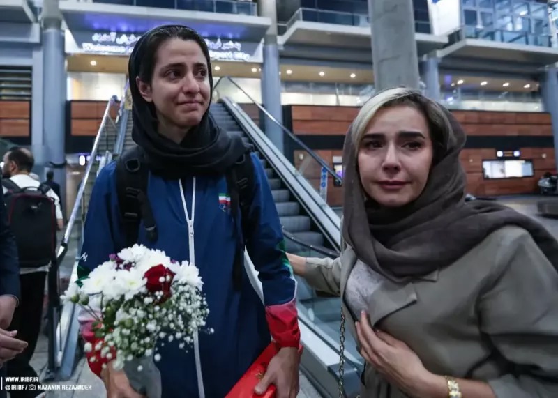 قاب تلخ دختران بسکتبالیست؛ اشک در آغوش پدر