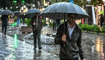باران و باد پاییزی مهمان همدان