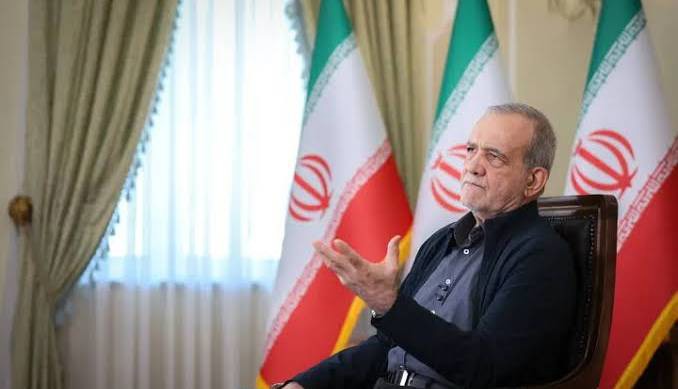 کیهان: رئیس‌جمهور را  از دست مشاوران ناباب نجات دهید!
