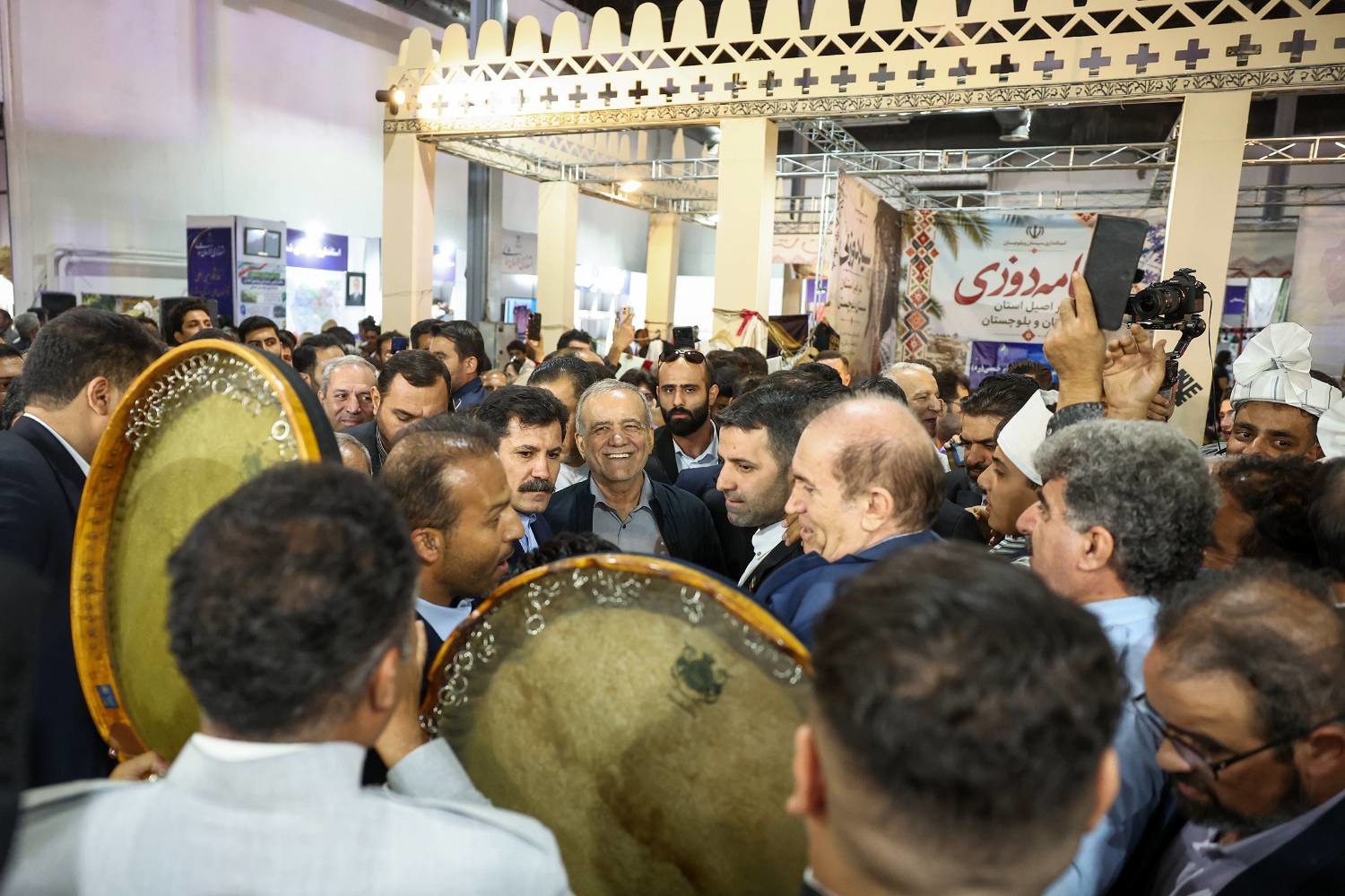 بازدید پزشکیان از نمایشگاه توانمندی‌های روستایی و عشایری ایران