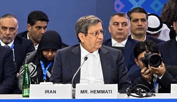 همتی: صندوق بین المللی پول در ارزیابی‌های خود رویکردی واقع‌بینانه اتخاذ کند