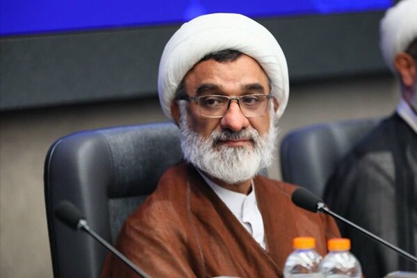 ادای احترام دبیر شورای عالی انقلاب فرهنگی به شهدای ایلام
