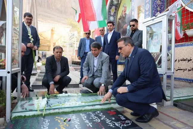 ادای احترام رئیس سازمان اداری و استخدامی کشور به مقام شامخ شهدا در کرمان