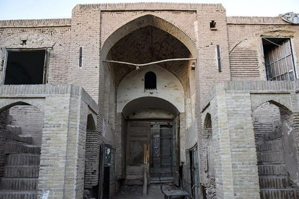 کاروانسرای کوزه گران کرمان ترک خورد؛ بنای تاریخی محل تجمع معتادان